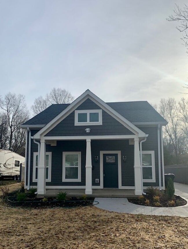 Building Photo - 705 Golfview Dr