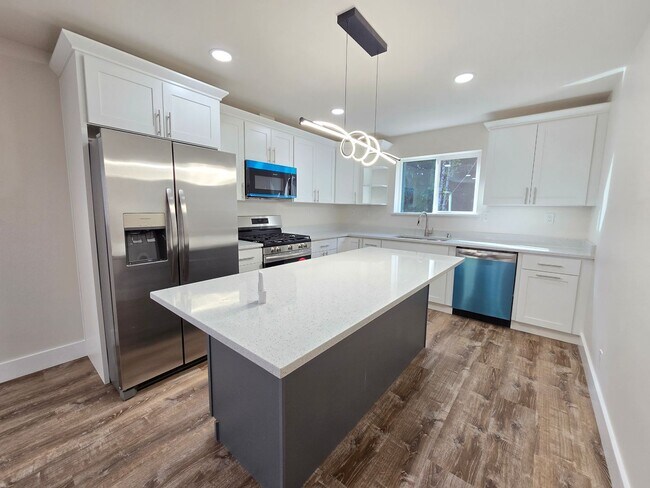 Foto del edificio - 13-15 Brenton Ln