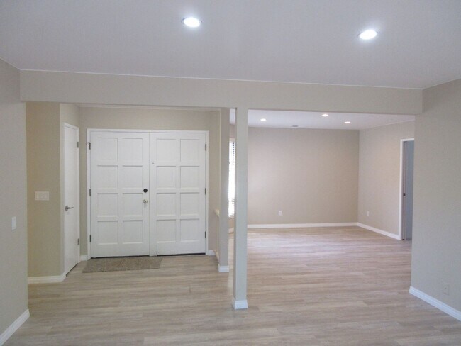 Foto del edificio - Three bedroom, two bath home located on a quiet cul-de-sac in desirable Bay View Heights