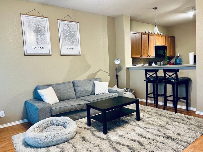Building Photo - Two Bedroom Townhouse, Great Location!