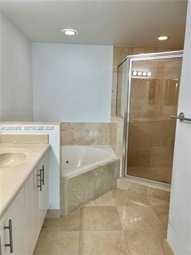 Foto del edificio - 7900 Harbor Island Dr