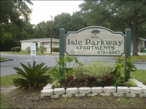 Primary Photo - Isle Parkway Apartments