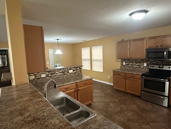 Building Photo - 136 Dormont Dr NE