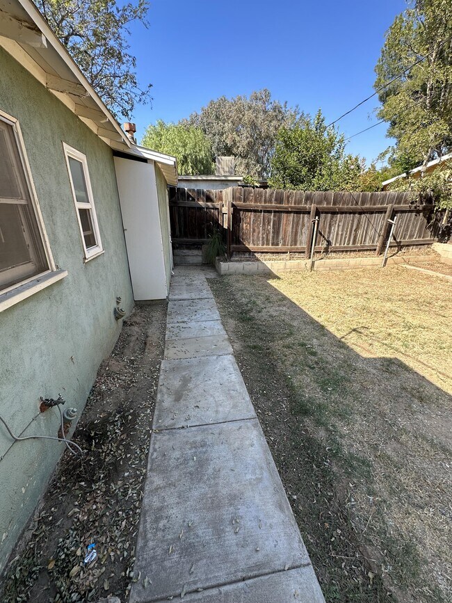 Building Photo - 3340 Riverview Dr