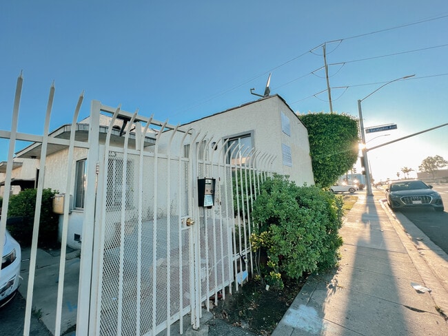 Building Photo - 1129-1131 Centinela Ave