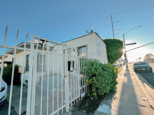 Foto del edificio - 1129-1131 Centinela Ave