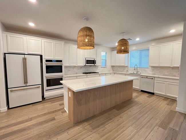 Building Photo - Stunning 3 Bedroom 3 Bathroom in Summerlin...