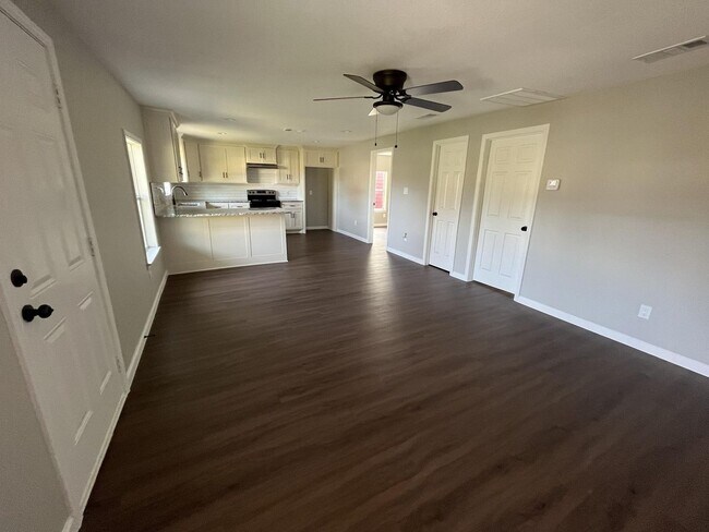 Building Photo - Spacious 3 Bed 2.5 Bath