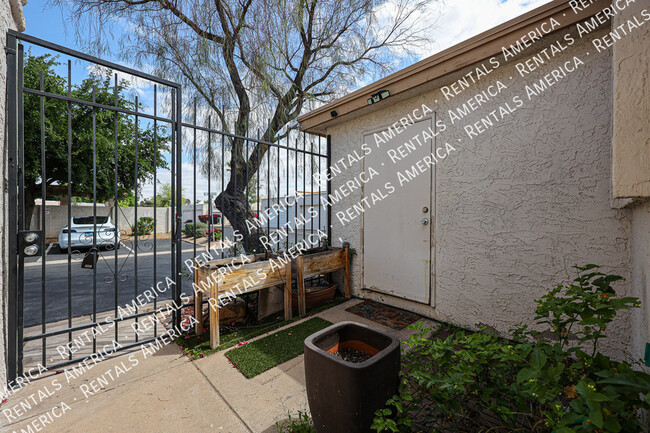 Building Photo - 2619 E Windsor Ave