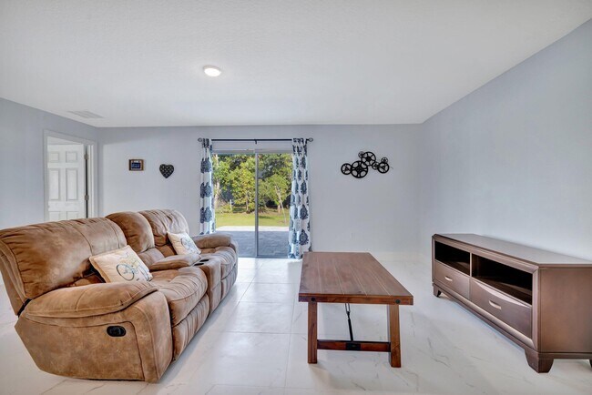 Foto del edificio - 3189 SW Curcuma St