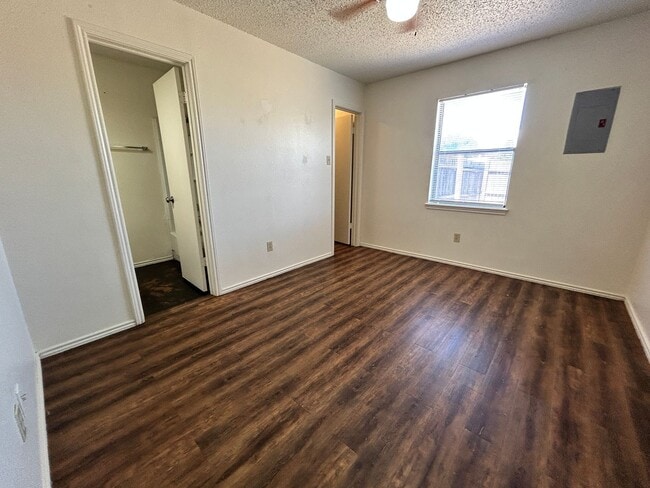 Building Photo - 4606 Erskine St