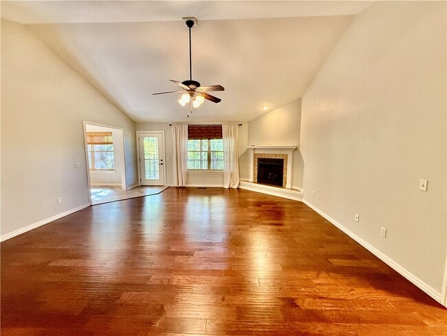 Building Photo - 305 Meadows Ct