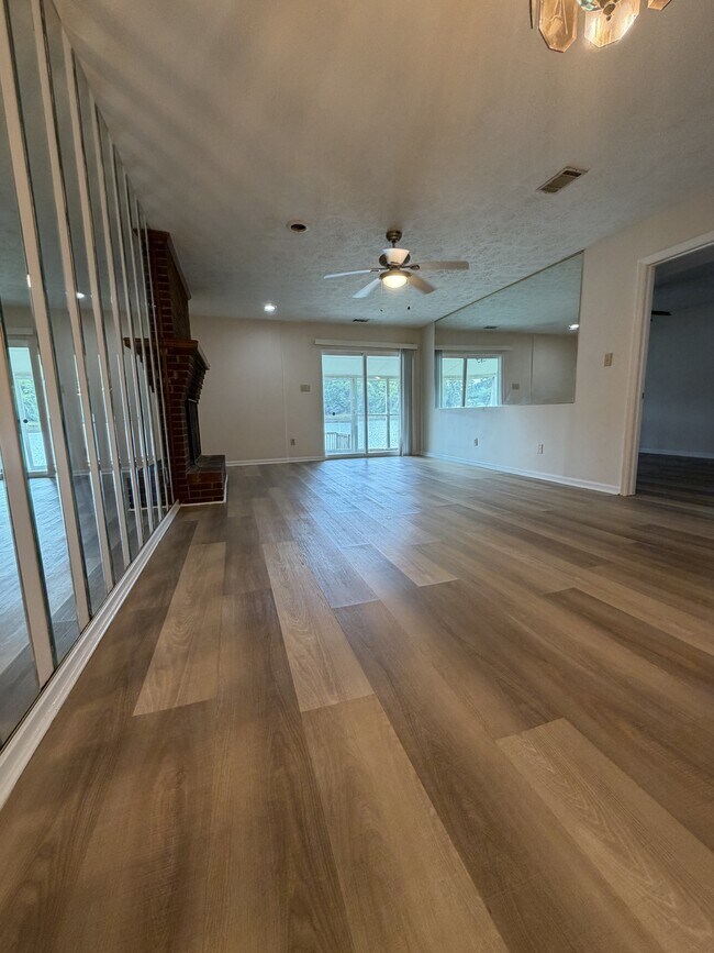 Foto del edificio - 311 Leisure Lake Dr