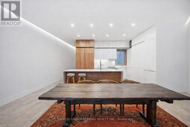 Building Photo - 1024 Queen St W