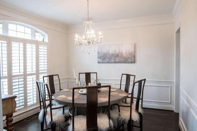 Building Photo - Luxury Living w/ Pool In Brentwood!