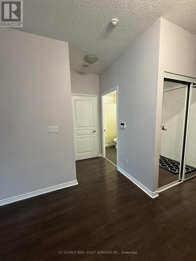 Photo du bâtiment - 352 Front St W