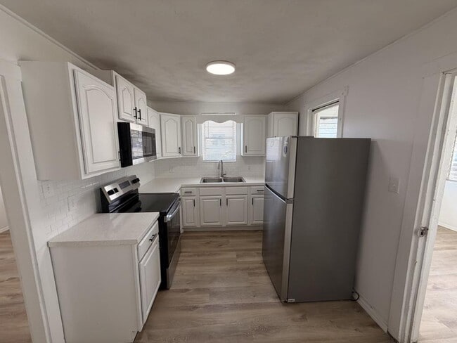 Building Photo - 1045 W Gore St