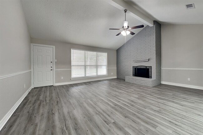 Foto del edificio - 12015 Woolford Dr