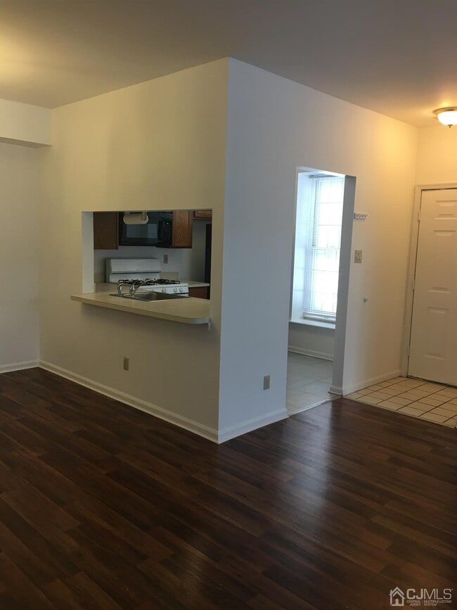 Building Photo - 202 Commons at Kingswood Dr
