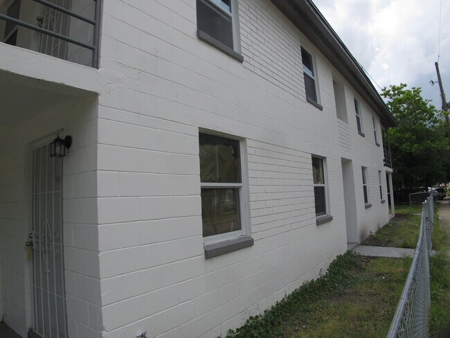 Foto del edificio - 1666 N Myrtle Ave