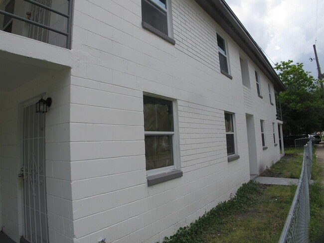 Building Photo - 1666 N Myrtle Ave