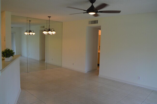 Foto del edificio - 7523 S Oriole Blvd
