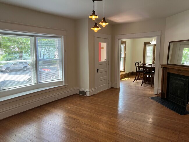 Building Photo - 713 Lake Dr SE