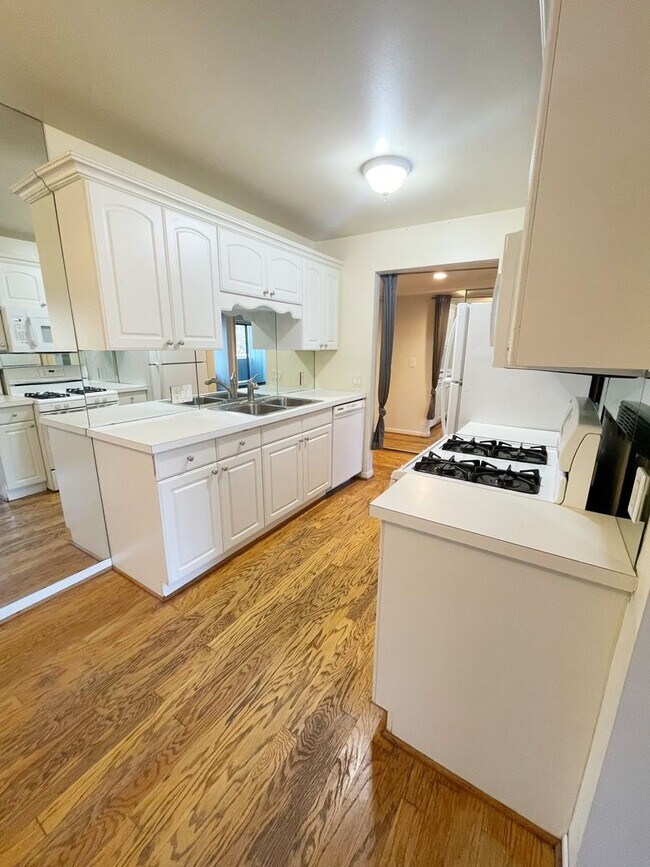 Foto del edificio - Two Bedroom Available in Harbour Cove on t...