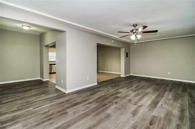Building Photo - 6007 Oakcrest Cir