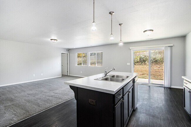 Foto del edificio - Newer Ranch For Lease with September Occup...