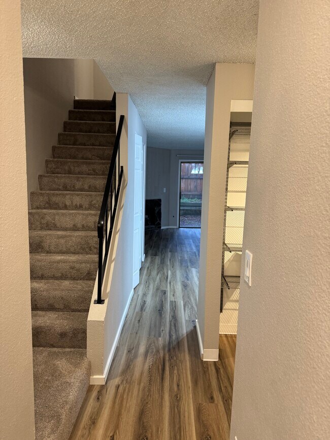 Foto del edificio - Fully Renovated 2 bedroom, 1.5 bath Apartment with New Appliances and Separate Garage!  Fully Rem...