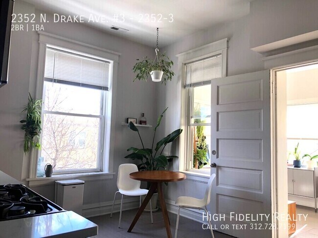 Foto del edificio - 2352 N Drake Ave