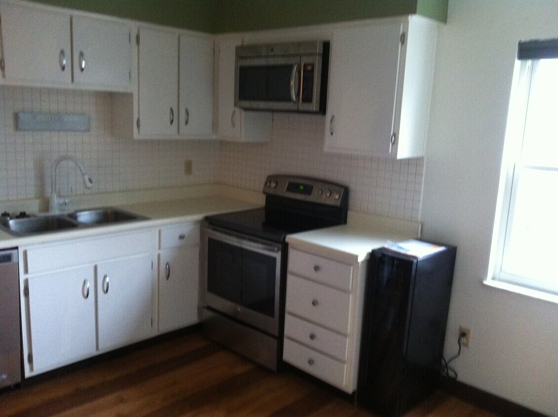 Primary Photo - 1070 Cedargate Dr