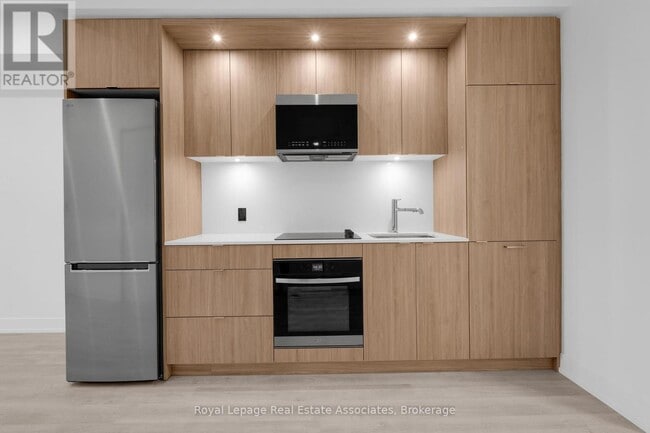 Photo du bâtiment - 60 Central Park Roadway