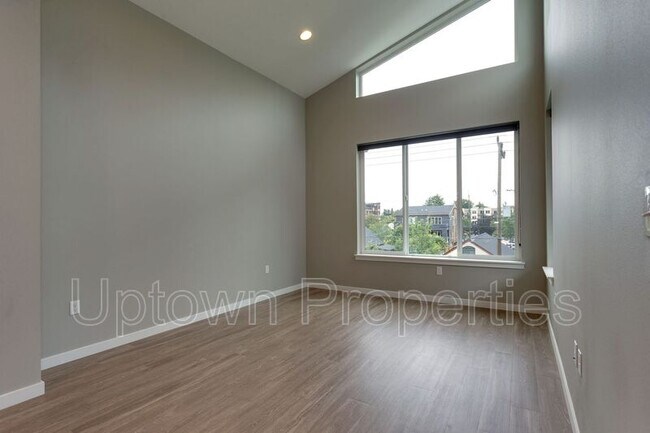Foto del edificio - 3563 N Gantenbein Ave