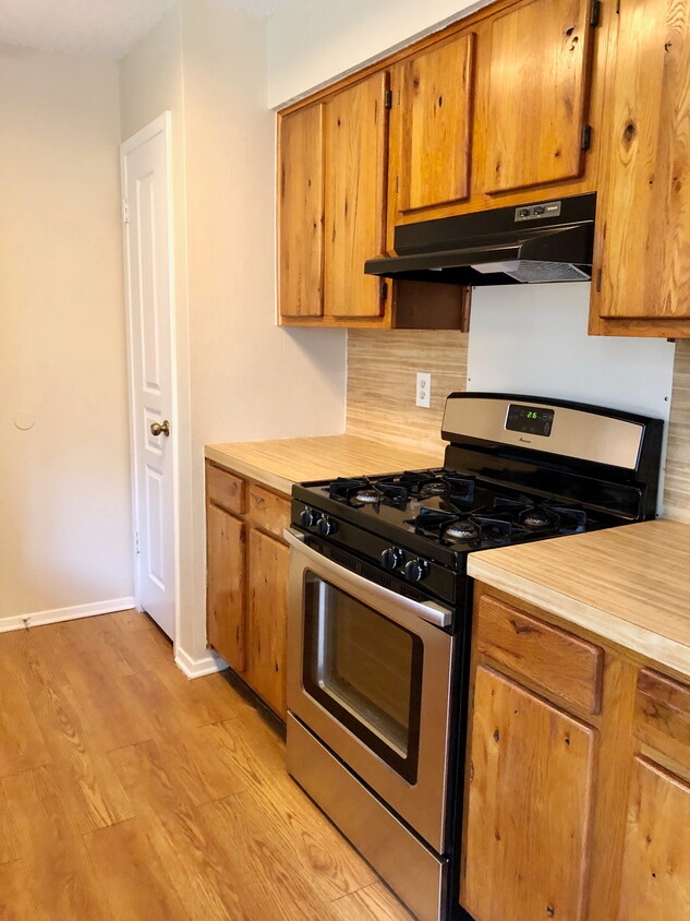 kitchen - 4504 Dorsett Oaks Cir