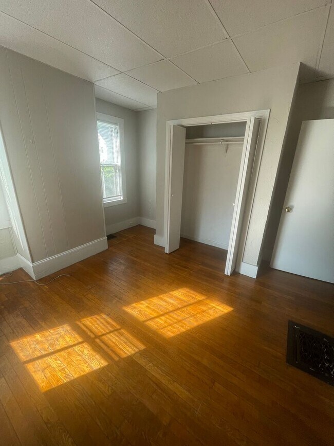 Foto del edificio - Large 2 bed unit right next to the Commute...