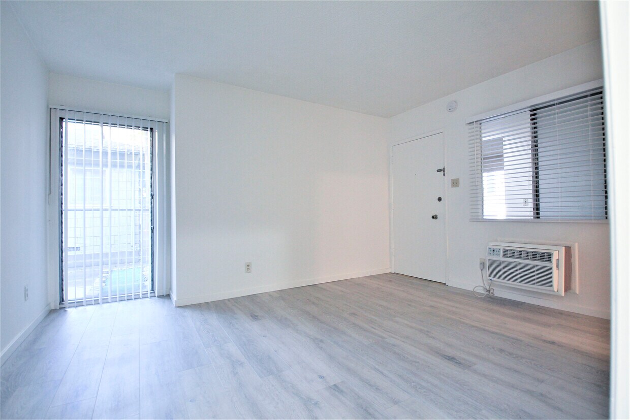 Primary Photo - 356 W Doran St