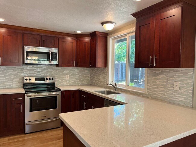 Building Photo - 3 Bedroom 2 Bathroom 2 Car Garage Home in Loomis