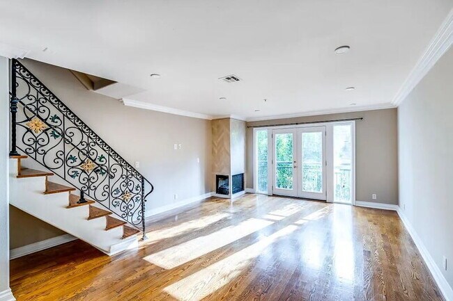 Foto del edificio - 3401 Barham Blvd