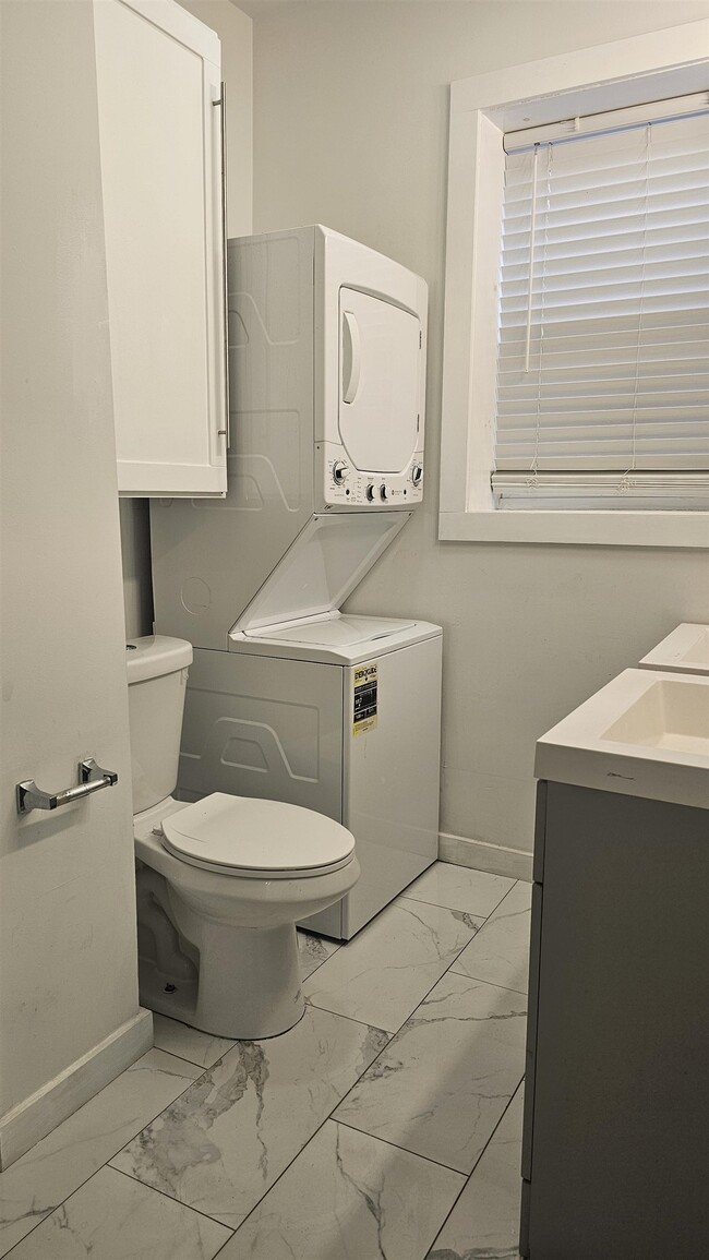 Building Photo - 215 Mallory Ave