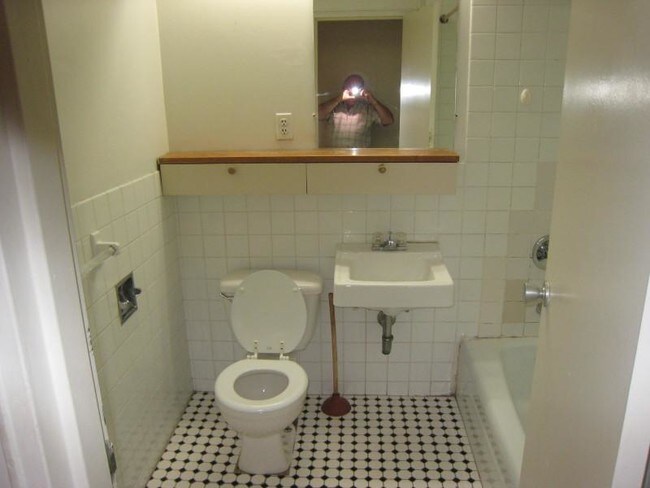 Building Photo - 144 Kenrick St