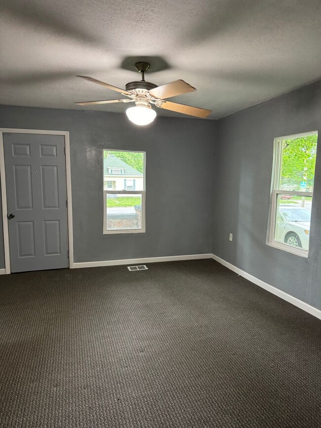 Building Photo - Recently updated 2 bedroom home