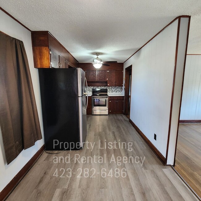 Building Photo - One Floor 4 Bedroom, Elizabethton