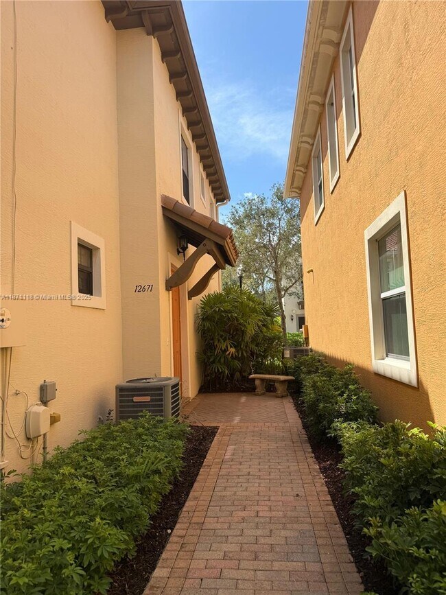 Foto del edificio - 12671 NW 32nd Pl