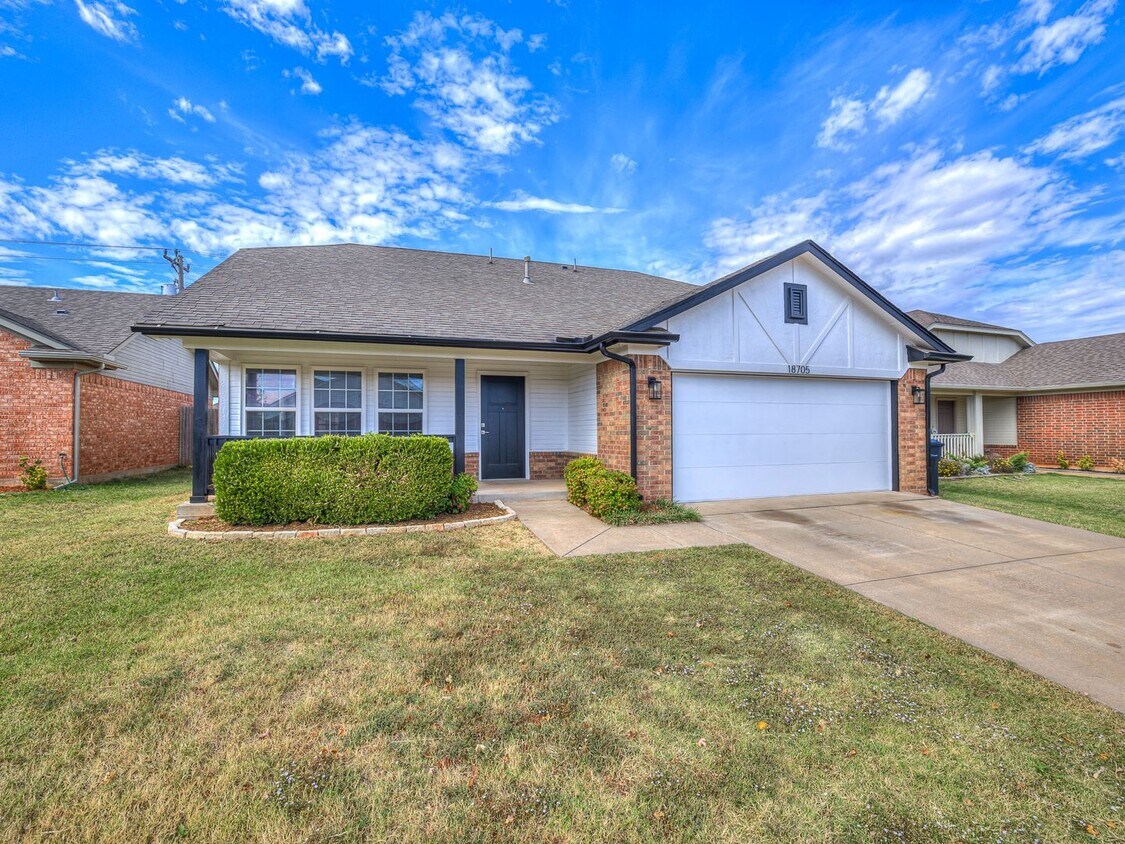 Foto principal - Beautiful remodeled home in Edmond + 4 bedrooms + 2 bathrooms + Valencia Neighborhood