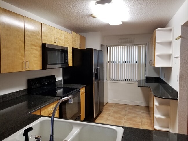 Building Photo - 430 Commodore Dr