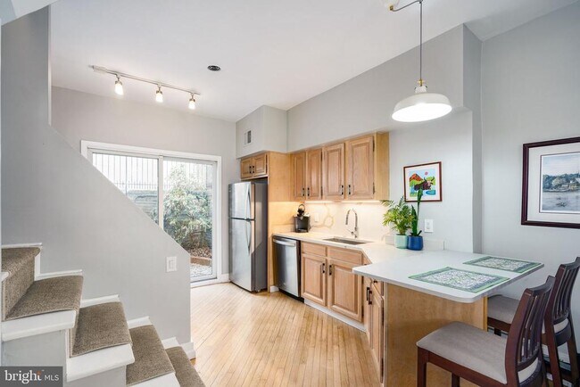 Building Photo - 2014 Waverly St