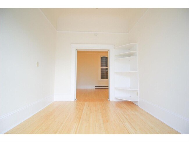 Building Photo - 627 Hayes St