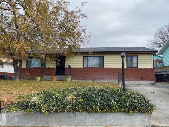 Building Photo - 4 bedroom 2 bath home with workshop